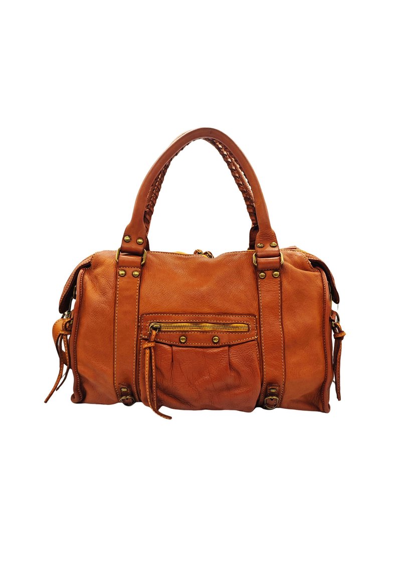 Sac en cuir tan avec des poignées tressées, poche zippée à l'avant et matériel décoratif. Présente une forme arrondie et des coutures décoratives.
