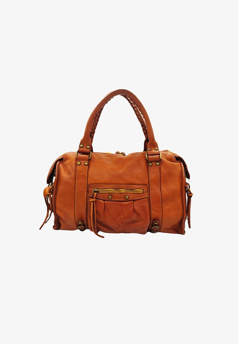 Sac en cuir tan avec des poignées tressées, poche zippée à l'avant et matériel décoratif. Présente une forme arrondie et des coutures décoratives.