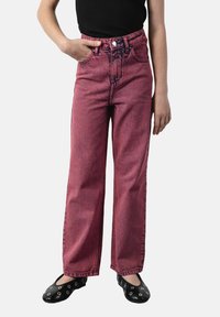 Jeans o wysokim stanie z szerokimi nogawkami w intensywnym różowym odcieniu z wyblakłą teksturą, z zapięciem na guzik i zamek oraz z przednią kieszenią.