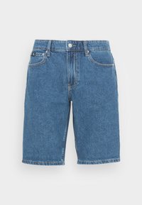 Shorts de mezclilla en azul medio con un corte clásico, cinco bolsillos, cierre frontal con botón y costura en contraste a lo largo del dobladillo.