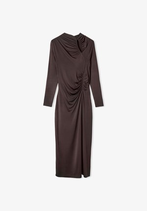 Hnědé šaty s dlouhým rukávem, bočním rýhováním, asymetrickým výstřihem a měkkou tkaninou. Návrh do kolen s hladkou texturou.