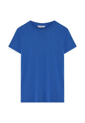 Tricou bleu cu mânecă scurtă, realizat din bumbac moale. Dispune de un gât rotund, tiv drept și o textură netedă. Fără modele sau detalii metalice.