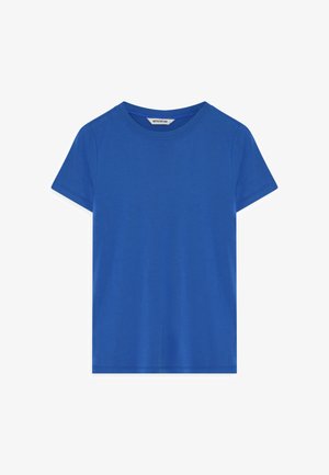 Camiseta azul de manga corta hecha de suave algodón. Cuenta con un cuello redondo, dobladillo recto y una textura lisa. Sin patrones ni detalles de hardware.