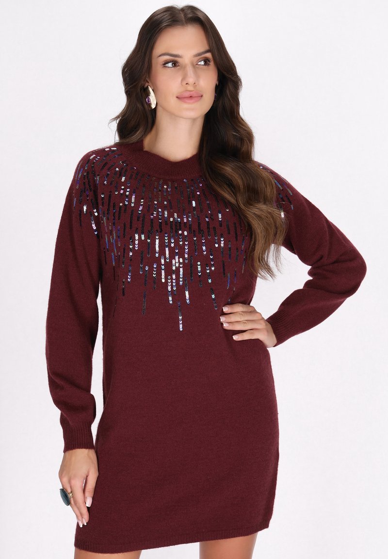 Bordeauxfarbenes Strickkleid mit langen Ärmeln, das ein mit Perlen besetztes Paillettenmuster über der Brust aufweist. Weicher Strickstoff, lockere Passform.
