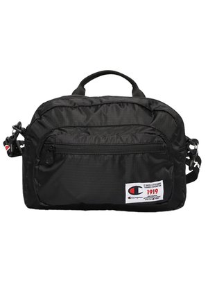 Schwarze Champion Schultertasche mit Frontreißverschlusstasche, oberem Griff, verstellbarem Riemen und weißem Logo-Patch mit rotem und blauem Text.