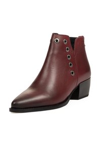 Bota de cuero burdeos con punta afilada, detalles de ojales en el costado y tacón corto cuadrado. Textura suave y diseño minimalista.