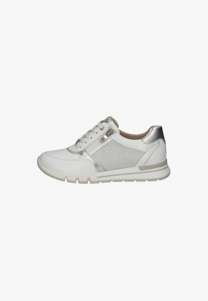 Weißer Sneaker mit silbernen Akzenten, ausgestattet mit einem Mesh-Seitenpaneel, strukturiertem Obermaterial, gepolstertem Kragen und einer robusten, strukturierten Sohle.