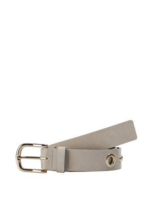 Cinturón de ante gris claro con hebilla rectangular dorada y un solo ojal metálico cerca de la punta, colocado enrollado sobre un fondo blanco.