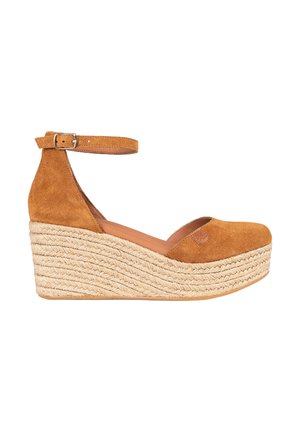 Sandalias de cuña de ante en marrón con una correa en el tobillo, que presentan una plataforma trenzada de yute y un diseño de punta redondeada.