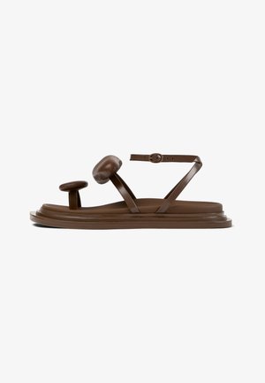 Sandalias planas marrones con un diseño de doble protuberancia, tira de tobillo y suela en capas con textura suave. Fabricadas con materiales sintéticos.