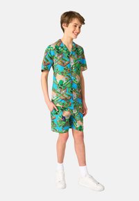 Camisa de botones de manga corta y pantalones cortos a juego; fondo azul con diseño de paisaje pixelado colorido; tejido ligero; corte relajado.