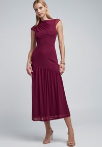 Burgundin midi-mekko, jossa on istuva bodice, kerätty olkapäädetalji ja levenevä, laskostettu hame. Valmistettu sileästä, kevyestä kankaasta.