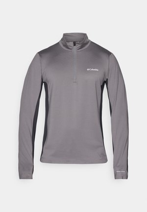 Sivi pulover dugih rukava s polu zatvaračem, teksturirana tkanina, kontrastni crni bočni paneli i mali logotip na prsima.