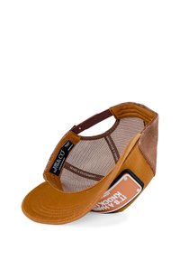 Brauner Hut aus Stoff mit einem Netzinneren, gewölbtem Schirm und einem rechteckigen orangefarbenen Label an der Seite, das eine Aussage enthält.