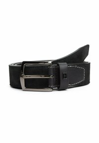 Zwarte suède riem met een zilveren metalen gesp. Bevat een leren strap met witte stiksels en een gladde textuur. Klassiek ontwerp.