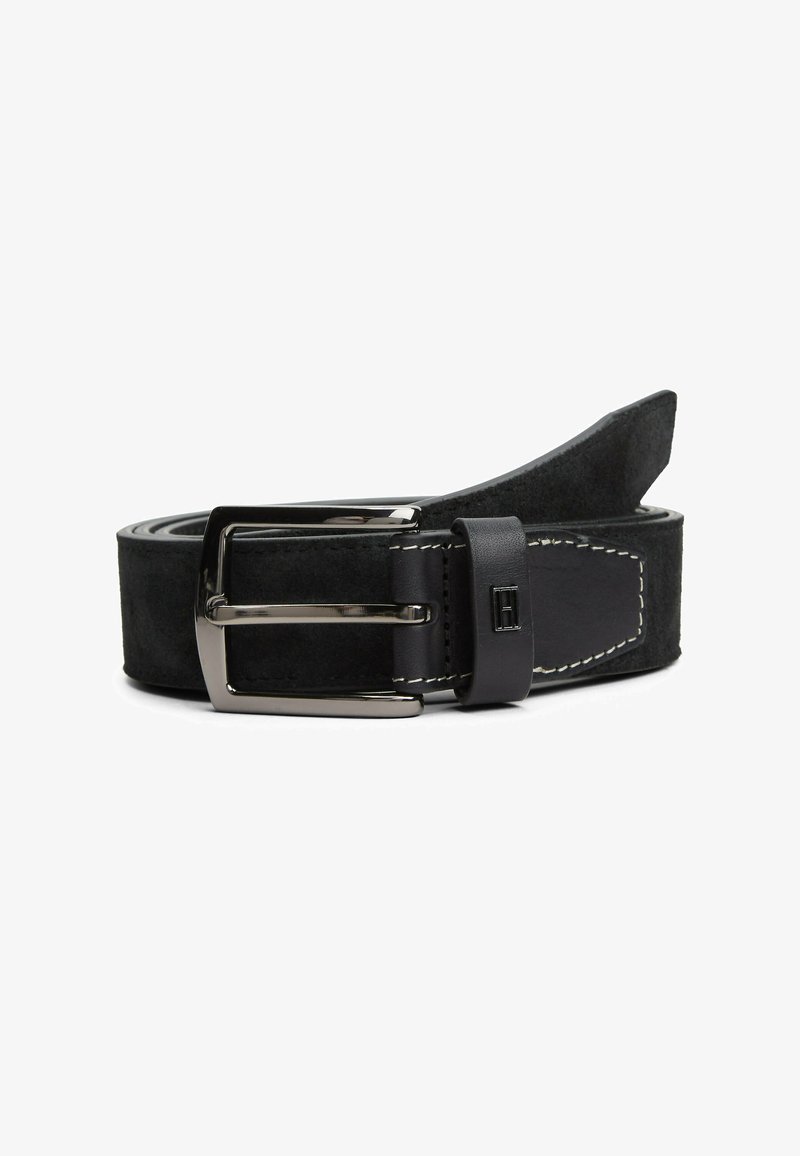 Zwarte suède riem met een zilveren metalen gesp. Bevat een leren strap met witte stiksels en een gladde textuur. Klassiek ontwerp.