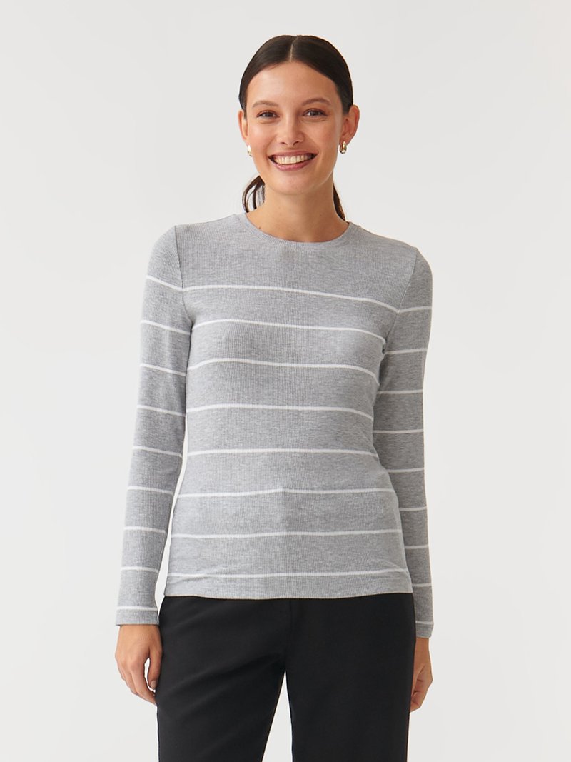 Graues Langarmhemd mit weißen Horizontalstreifen, geripptem Textur, Rundhalsausschnitt und slim fit, kombiniert mit schwarzen Hosen.