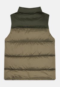 Puffervest i mørkegrønn og oliven, med høy krage, kviltet design og en glatt, glansfull tekstur. Ingen synlige lukkinger.
