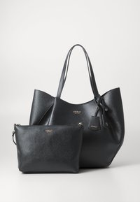 Zwarte neplederen totebag met twee handvatten, met een kleinere bijpassende pouch. Beide hebben gouden branding en een gladde, gestructureerde oppervlakte.
