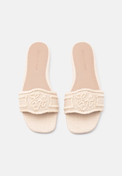 Μπεζ φλατ σανδάλια με υφαντή υφή και λουριά με κεντήματα λουλουδιών, με τετράγωνη μύτη και ραμμένες λεπτομέρειες στις πατούσες.