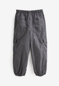 Pantaloni cargo gri, confecționați dintr-un material ușor, au o talie elastică, manșete elastice și mai multe buzunare, inclusiv două buzunare pe spate.