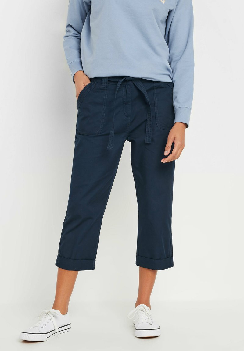 Marineblauwe cropped broek van een zachte katoenmix, met een elastische tailleband en een trekkoord, en twee voorzakken.