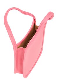 Borsa a tracolla in pelle rosa con una texture liscia, manico curvo e apertura superiore. L'interno ha una fodera beige. Presenta un design minimalista.