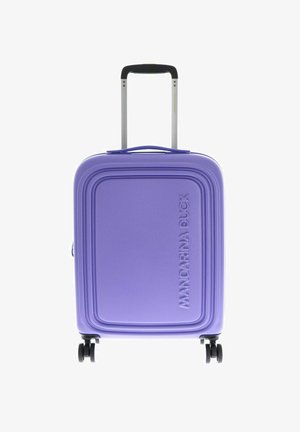 Valise rigide en lavande avec une finition texturée. Dotée d'une poignée télescopique et de quatre roues à roulement doux. Logo embossé à l'avant.