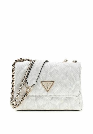Sac à main blanc matelassé avec texture en peau de serpent, bandoulière en chaîne dorée et plaque triangulaire du logo Guess sur le rabat avant.