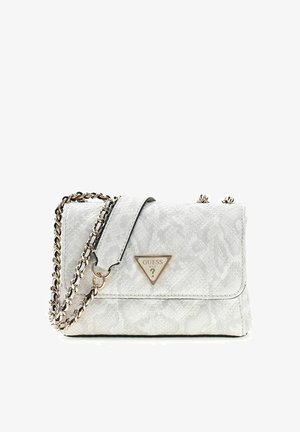 Sac à main blanc matelassé avec texture en peau de serpent, bandoulière en chaîne dorée et plaque triangulaire du logo Guess sur le rabat avant.