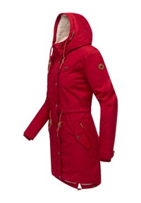 Parka rossa con cappuccio, dotata di cintura regolabile in vita, tasche frontali e fodera interna morbida. Hardware in accentuazione metallica visibile.
