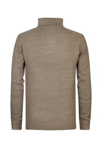 Pulover bej tricotat, cu guler înalt, mâneci lungi și o textură încrețită. Are un design simplu, cu o culoare uniformă și fără tipare vizibile.