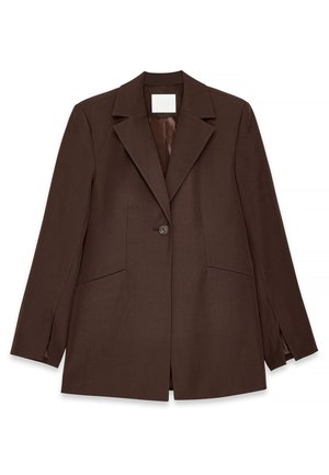 Blazer marron en tissu lisse, doté d'un col cranté, d'une fermeture à boutons à l'avant, et de deux poches angulaires sur le devant inférieur.