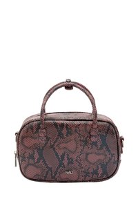 Czerwona i czarna torebka ze skórki węża o teksturze, w kształcie prostokąta, z podwójnymi uchwytami i srebrnym zamkiem błyskawicznym. Posiada logo z przodu.