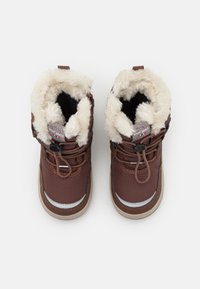 Botas impermeables marrones con forro de piel sintética, tejido texturizado y una pestaña de tiro. Presenta suela de goma y sistema de cordones ajustables para un ajuste óptimo.