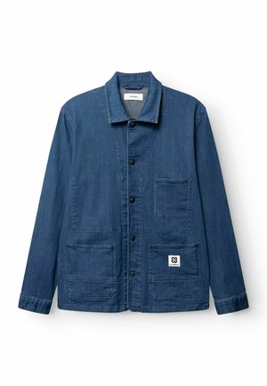 Kék farmer anyagú, gombos elől záródó dzseki három első zsebbel, gallérral, hosszú ujjakkal, és egy kis fehér logófolttal a jobb alsó zsebnél.