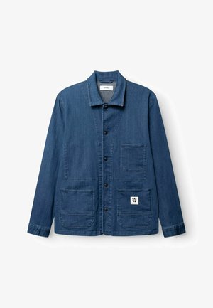 Sinine teksariidest nööbitav jakk, millel on kolm esimest taskut, krae, pikad varrukad ja väike valge logomärk alumisel paremal taskul.