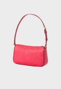 Sac en cuir synthétique rouge avec fermeture éclair, forme rectangulaire slim, bandoulière réglable et finition texturée subtile. Accents en métal doré.
