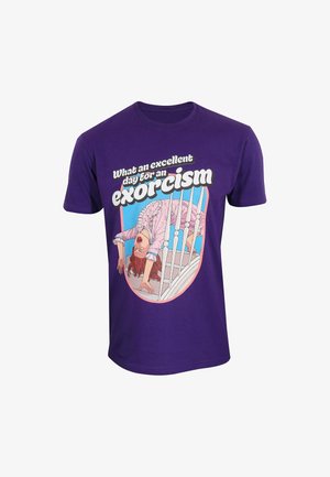 Paars katoenen t-shirt met een grafisch ontwerp met de tekst: "Wat een uitstekende dag voor een exorcisme" en een illustratie van een vrouw op een trap.