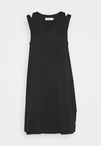 Vestido negro sin mangas con escote en V, con un ajuste holgado y dobladillo acampanado. Confeccionado en una tela suave, con una sutil etiqueta en el costado.