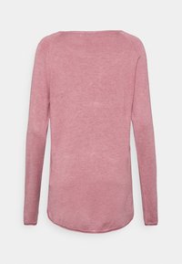 Bluzka z długim rękawem i okrągłym dekoltem w kolorze przybrudzonego różu. Wykonana z miękkiego, lekkiego materiału o gładkiej fakturze. Posiada zaokrąglony dół oraz subtelne przeszycia.