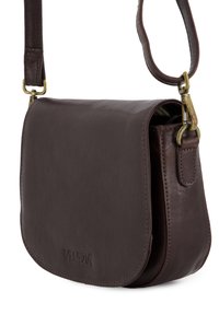 Ciemnobrązowa skórzana torebka crossbody z klapką, regulowanym paskiem, mosiężnymi elementami i wytłoczonym logo "Venezia" z przodu.