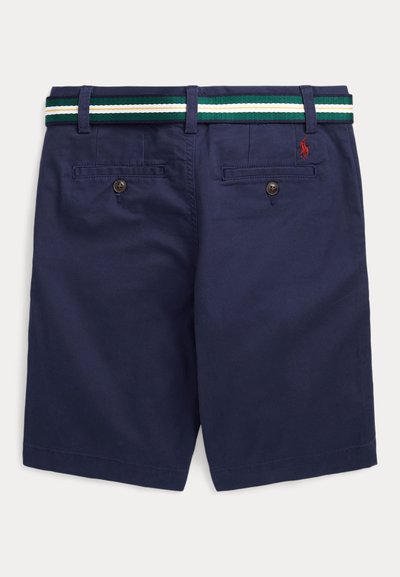 Bermudas azul-marinho feitas de algodão, com um cinto tecido que apresenta riscas verdes, brancas e azuis-teal. Inclui duas bolsos traseiros com fechos de botão.