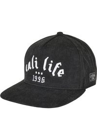 Crna traper kapa sa strukturiranim dizajnom, s bijelim izvezenim natpisom "cali life" i "1996" sprijeda. Uključuje oznaku marke.