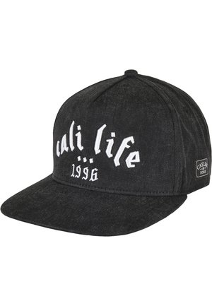 Crna traper kapa sa strukturiranim dizajnom, s bijelim izvezenim natpisom "cali life" i "1996" sprijeda. Uključuje oznaku marke.