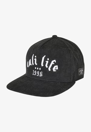 Casquette en denim noir au design structuré, avec le texte brodé en blanc "cali life" et "1996" sur le devant. Inclut une étiquette de marque.