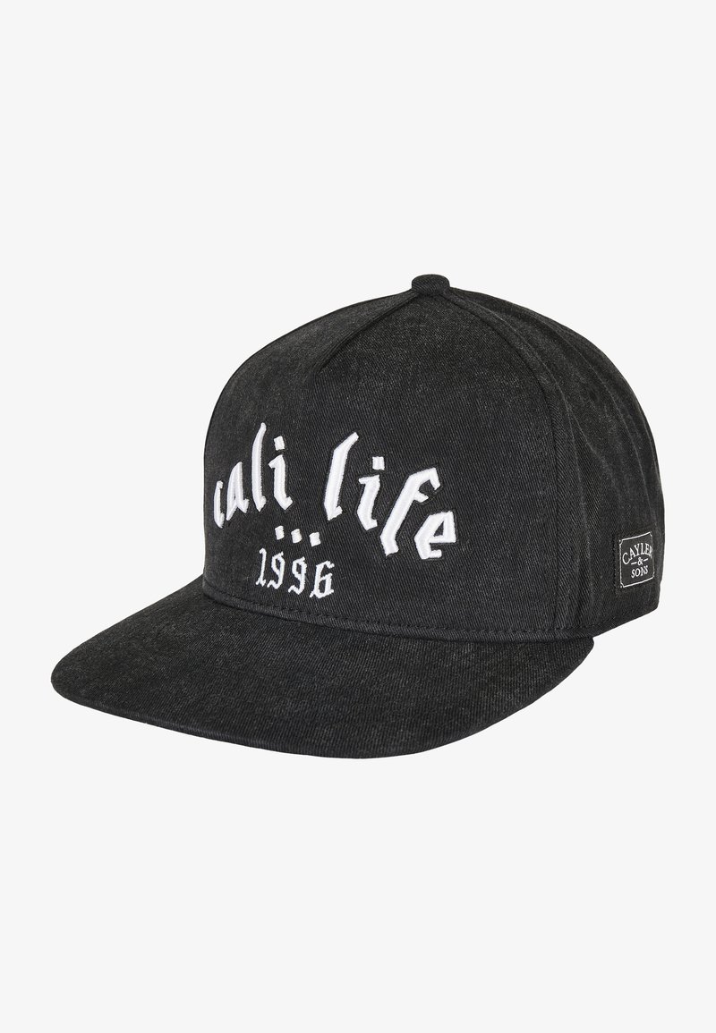 Casquette en denim noir au design structuré, avec le texte brodé en blanc "cali life" et "1996" sur le devant. Inclut une étiquette de marque.