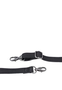 Sort læderrem med sølv metalhardware med en struktureret finish. Inkluderer to lobster clasp-vedhæftninger og et justerbart spænde.