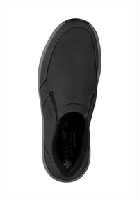 Zapato negro sin cordones con un suave upper de cuero, punta redonda, acentos laterales elásticos y suela de goma contrastante. Cuenta con tecnología anti-estrés.