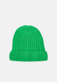 Gorro de malha verde com textura canelada e punho virado, apresentando um acabamento suave e linhas verticais por toda a parte. 